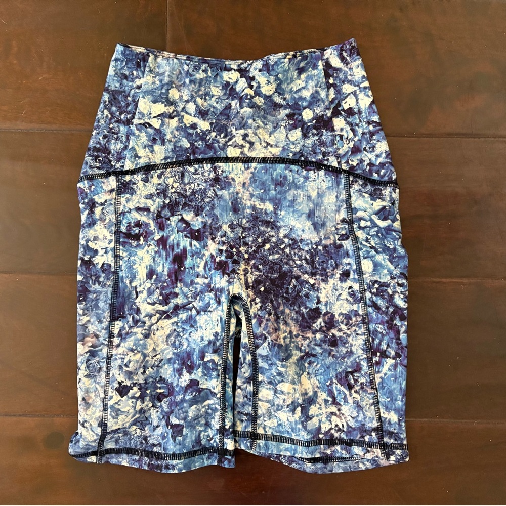 Manduka Brazil HR Compression Yoga Biker Shorts Size XS Blue White Floral NWOT